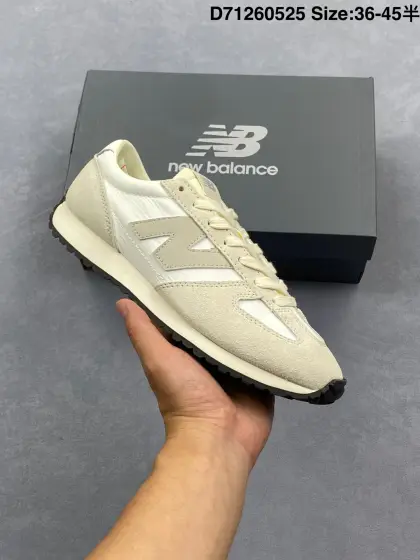 新百伦 NEW BALANCE NB官方2025年新款女鞋百搭复古经典运动休闲鞋471系列 U471AL 匠心传承的百年运动品牌New Balance发布全新471鞋款,以品牌经典320鞋款为灵感,巧妙融合精湛工艺与时尚设计,焕新复古薄底鞋风貌,让每一刻都自成风格.New Balance 471鞋款以经典320鞋款为蓝本,采用纤细鞋楦,勾勒出更贴合日常穿搭的轻盈外形,同时通过细节刻画复古韵味.标志性的鞋头搭配加宽鞋带,视觉比例更显修长利落;鞋舌处外露的海绵设计,增添复古层次,唤起70年代跑鞋的经典记忆.轻薄EVA中底兼具舒适回弹与稳定支撑,赋予穿着者更轻盈的脚感,自在探索都市与户外.无论是在快节奏的都市通勤,还是轻松随性的日常休闲,都能游刃有余地适配多种风格,塑造个性鲜明的风格表达.471鞋款特别附赠两双带有品牌标识的限定配色鞋带,在色彩的变换间激发更多造型灵感. 货号: U471AL 如图 D71260525